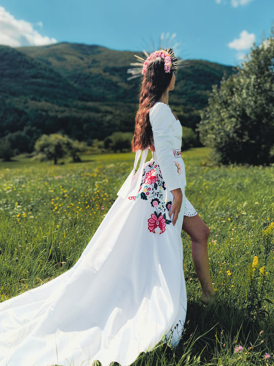 Saténová vlečka Kvety Senohradu