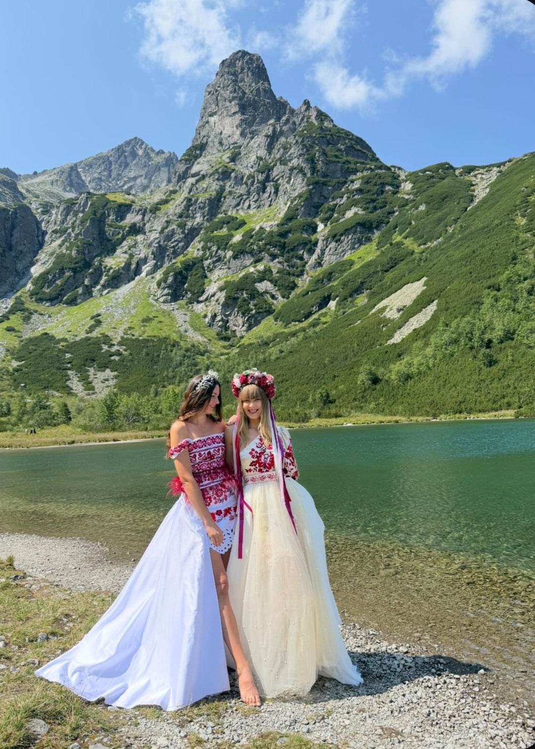 Vyšívaný top Sága krásy