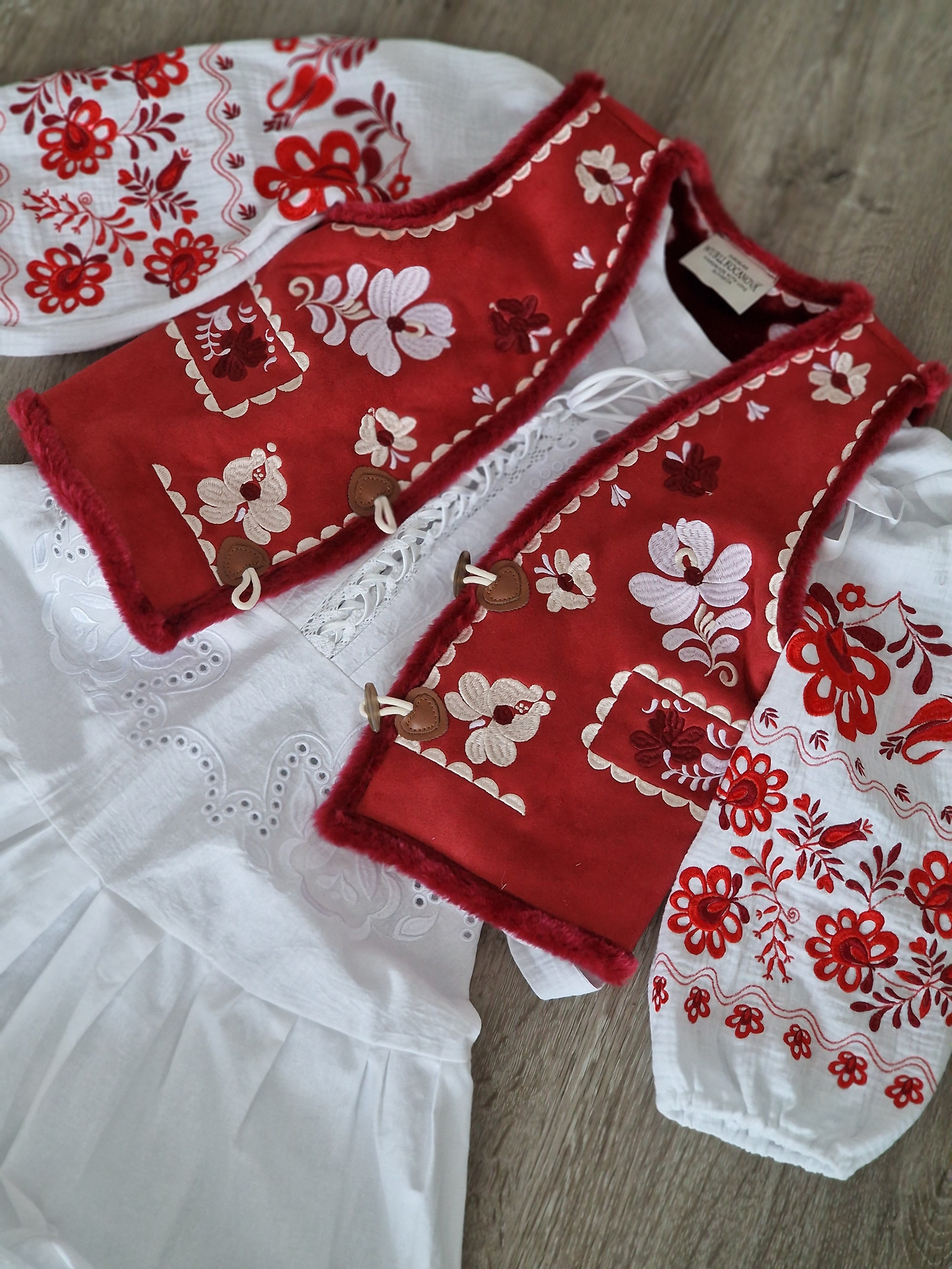 Červená vyšívaná vesta Pozdišovská karička