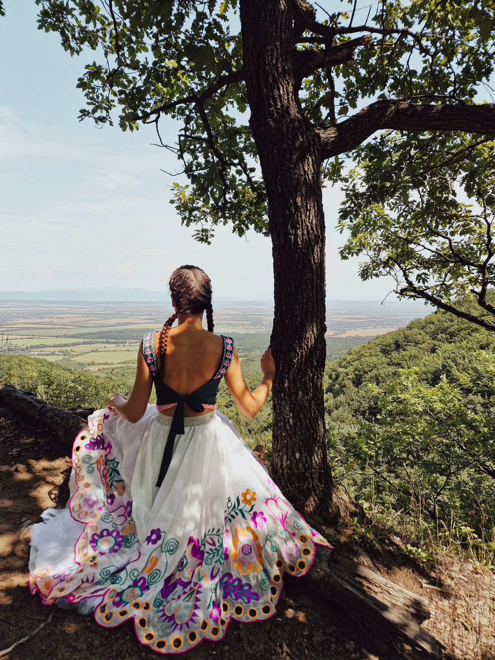 Vyšívaný crop top Z Vernára