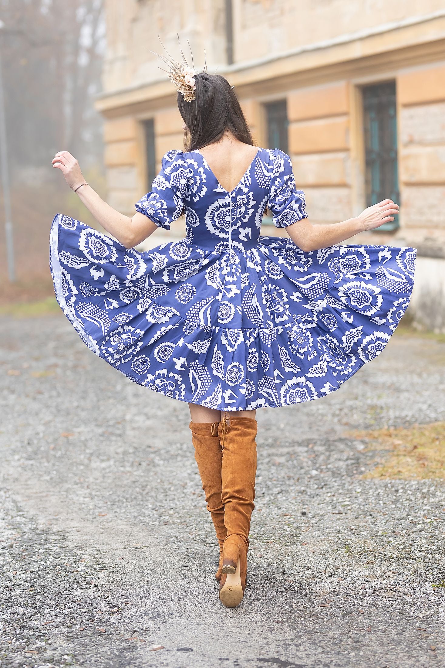 Krátke modré šaty s výstrihom potlač Liptovská deva