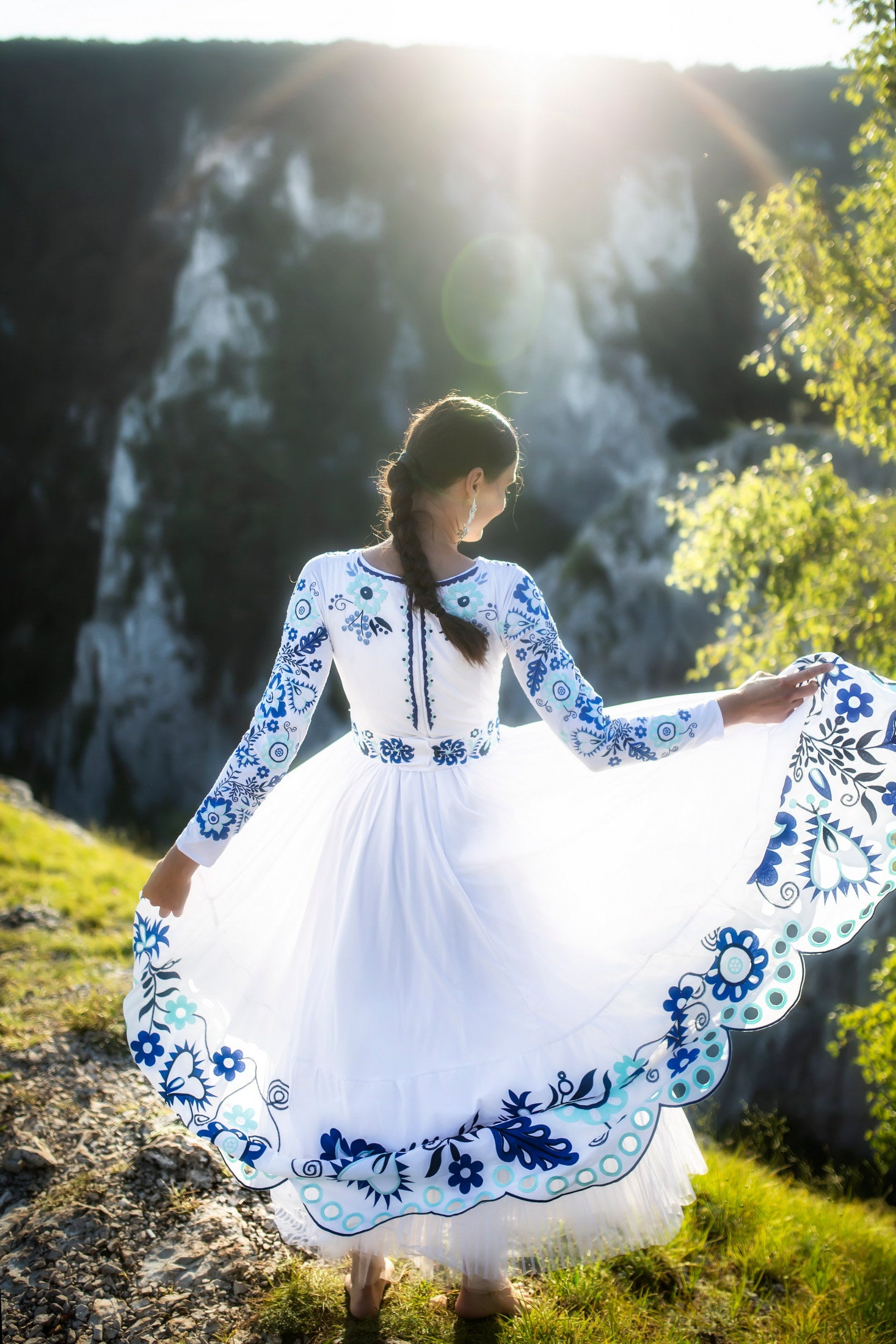 Biele vyšívané šaty Sága krásy