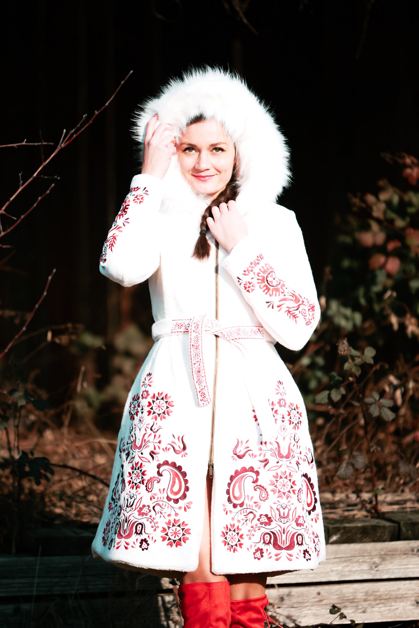 Biely vyšívaný kabát Slavianka