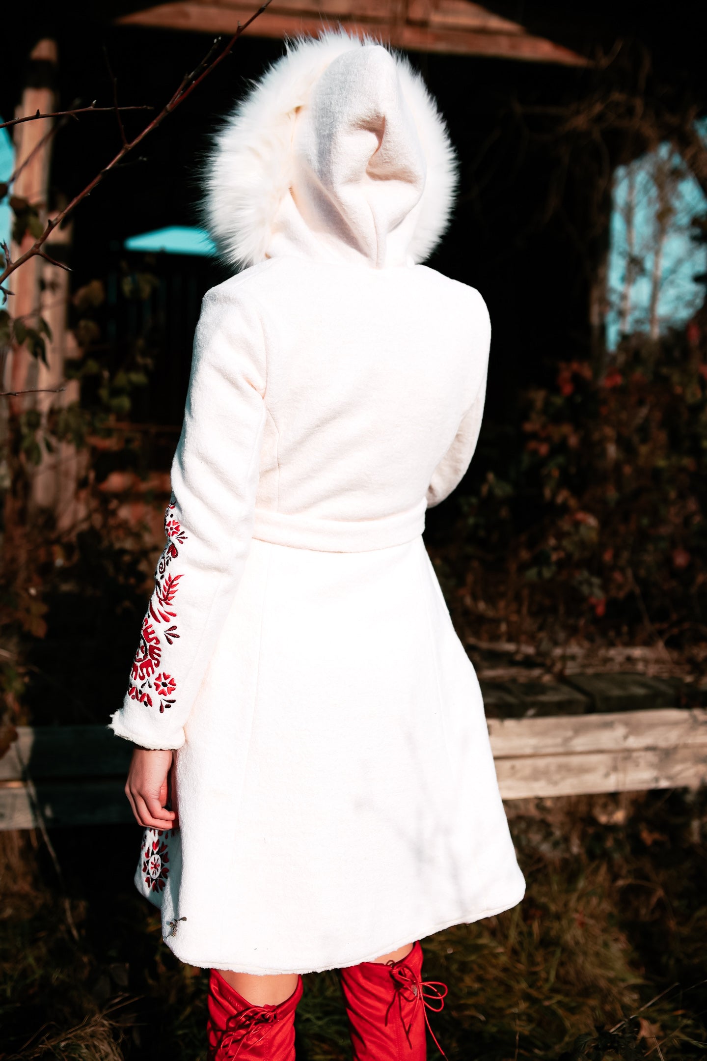 Biely vyšívaný kabát Slavianka