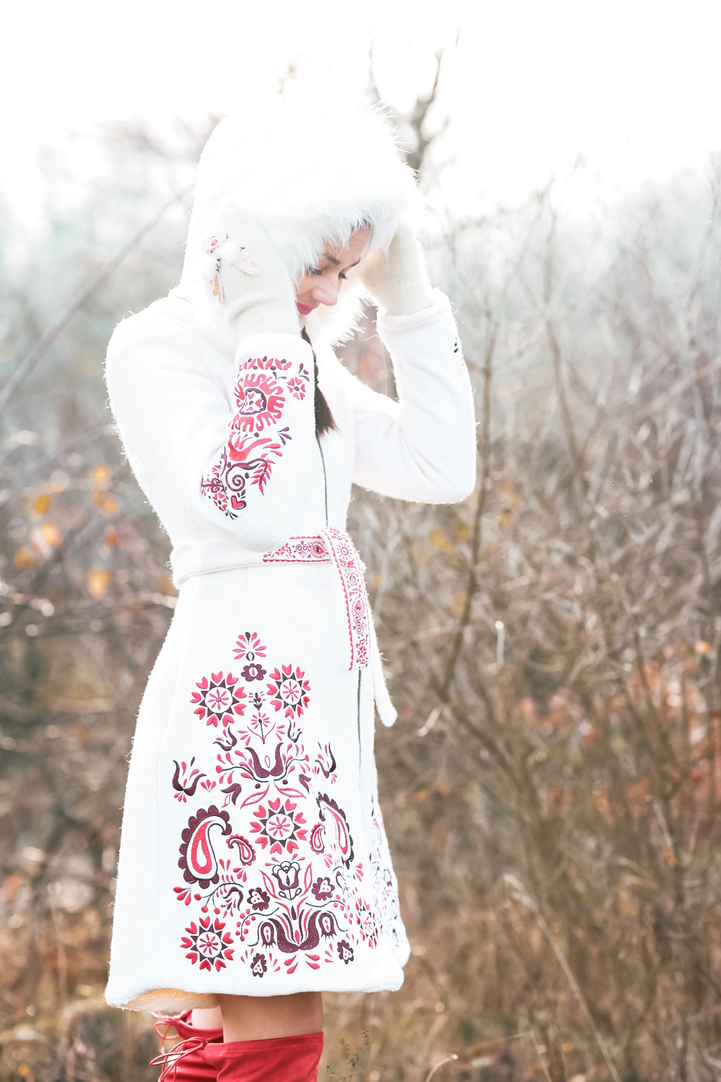 Biely vyšívaný kabát Slavianka