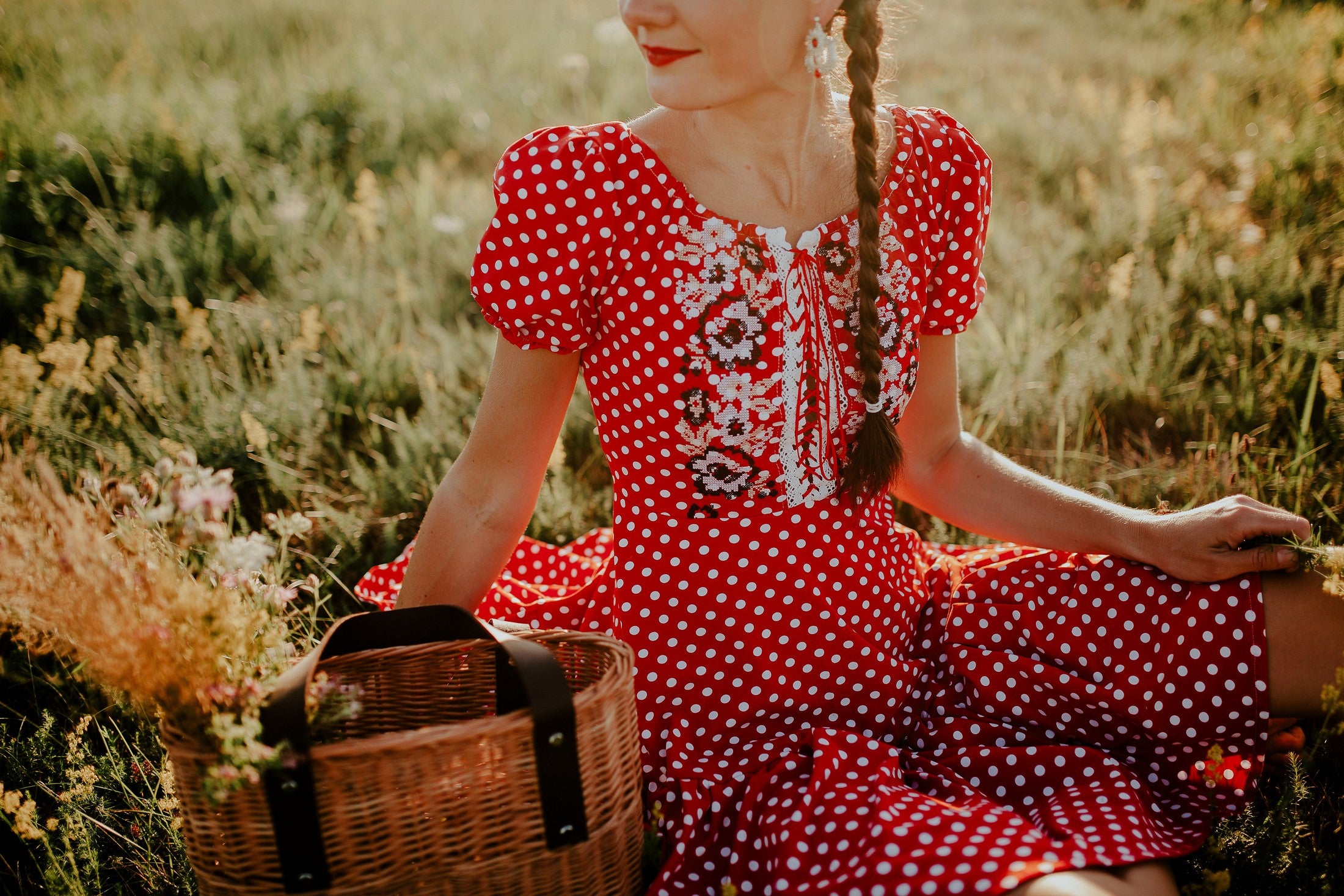 Červené bodkované šaty Zámutovské kvety