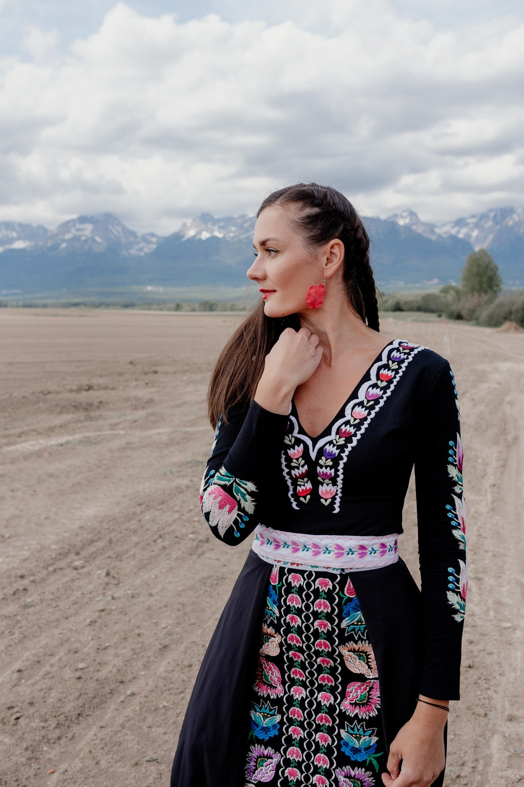 Vyšívaný crop top Z Vernára