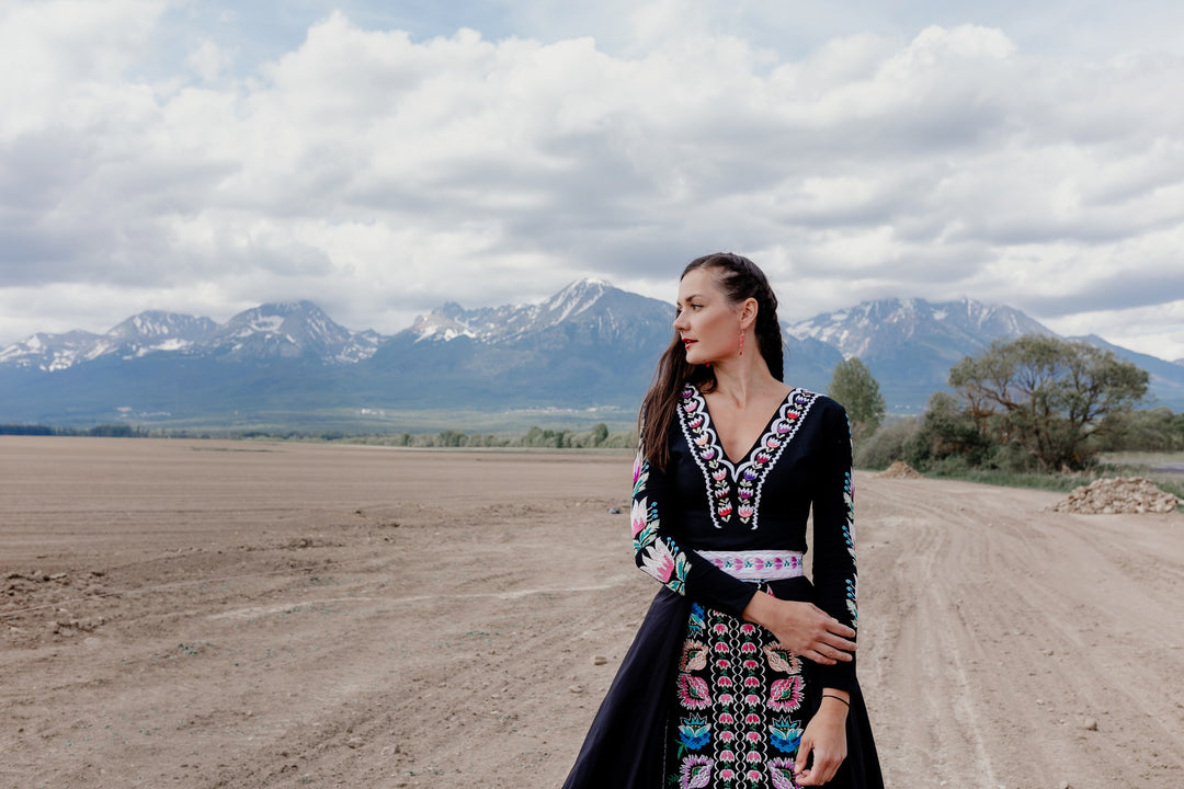 Vyšívaný crop top Z Vernára