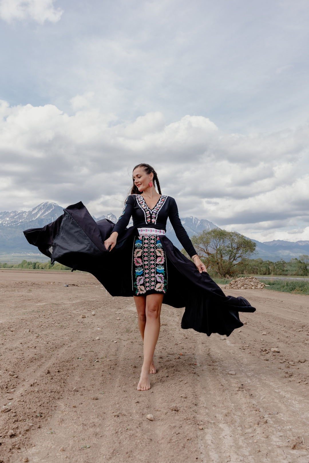 Vyšívaný crop top Z Vernára