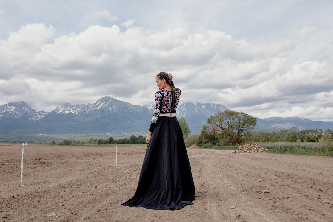 Vyšívaný crop top Z Vernára