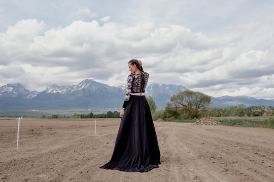 Vyšívaný crop top Z Vernára