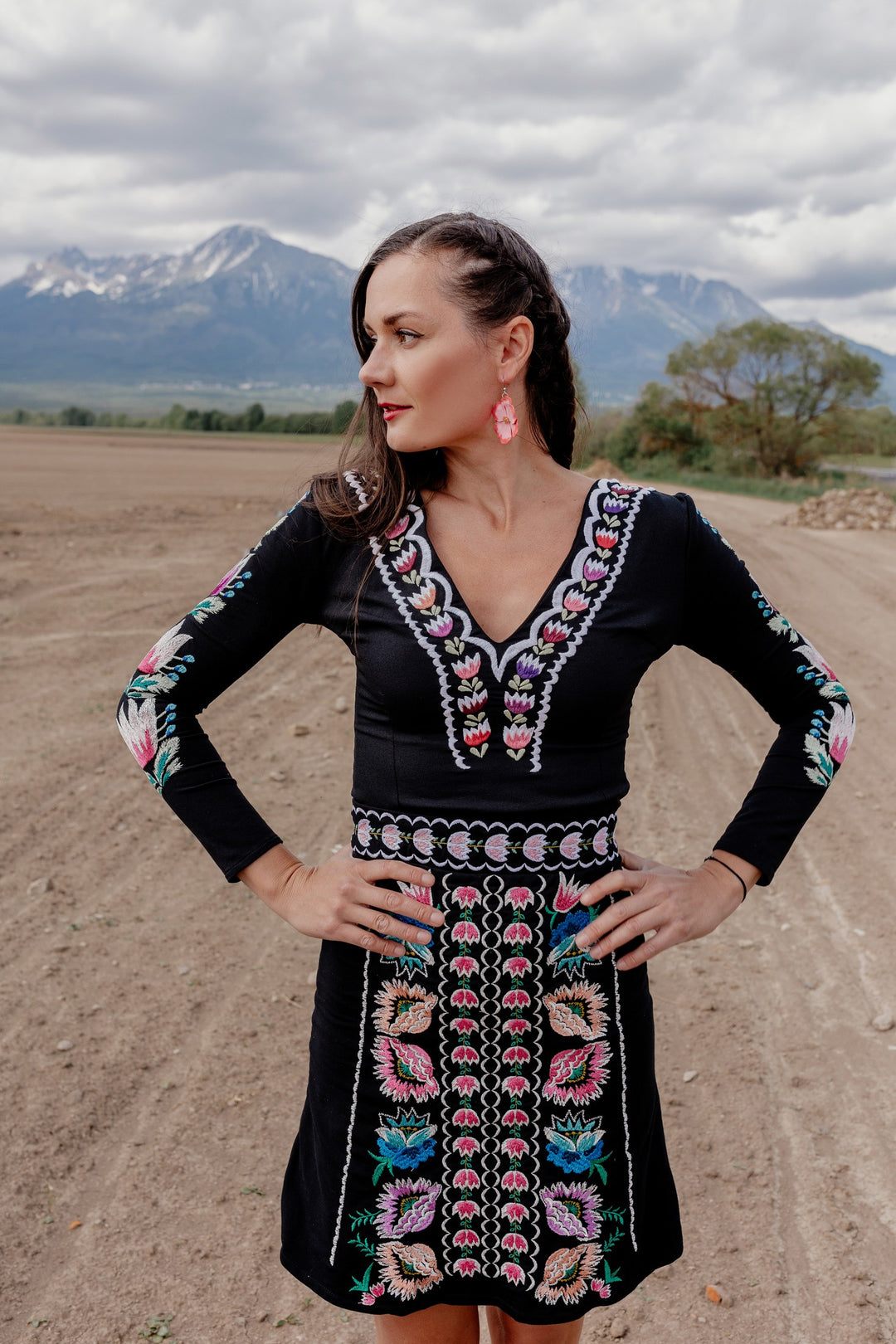 Vyšívaný crop top Z Vernára