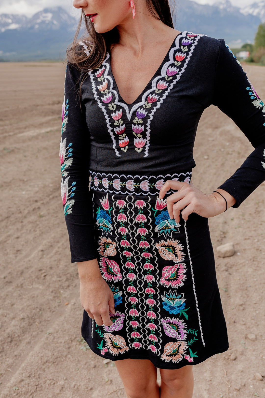 Vyšívaný crop top Z Vernára