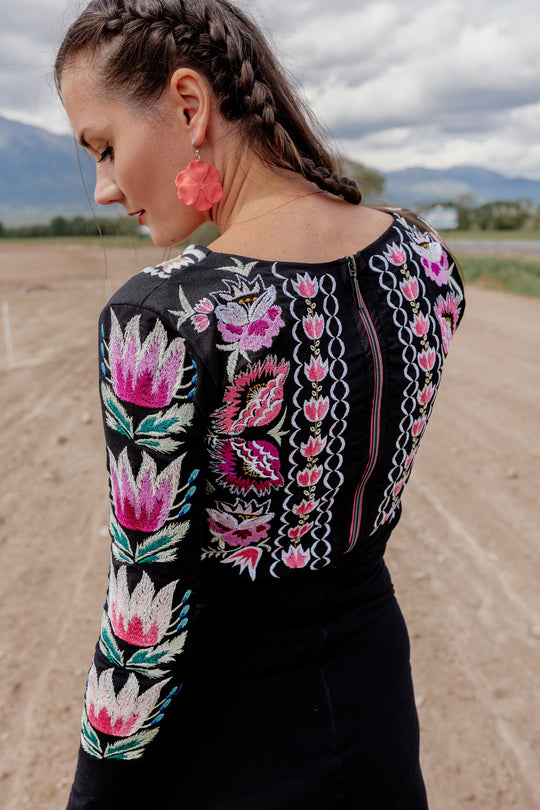 Vyšívaný crop top Z Vernára